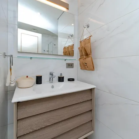 One-bedroom In New Managed - Secure Building With Elevator- 2 Min To Taksim Location Daire