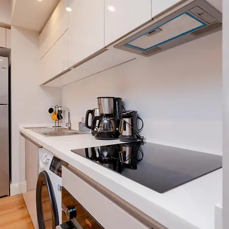 One-bedroom In New Managed - Secure Building With Elevator- 2 Min To Taksim Location Apartmán