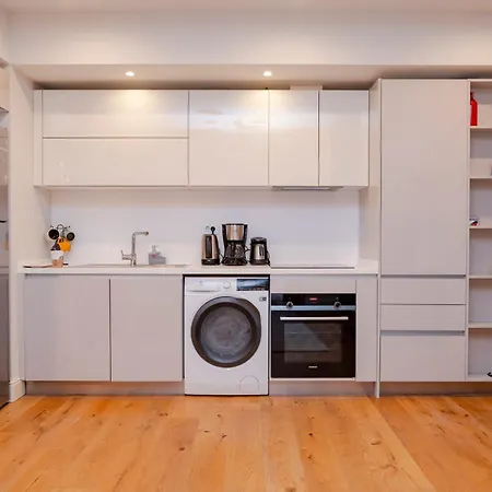 One-bedroom In New Managed - Secure Building With Elevator- 2 Min To Taksim Location İstanbul