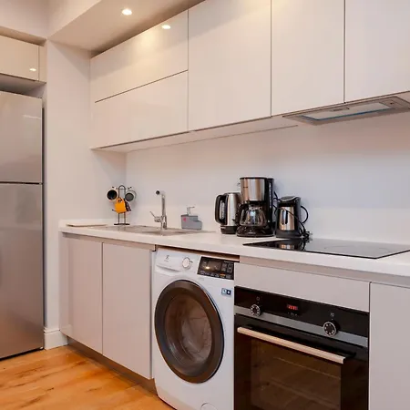Apartmán One-bedroom In New Managed - Secure Building With Elevator- 2 Min To Taksim Location *