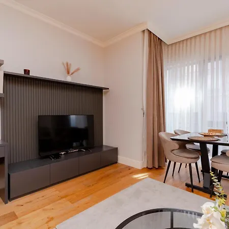 One-bedroom In New Managed - Secure Building With Elevator- 2 Min To Taksim Location İstanbul