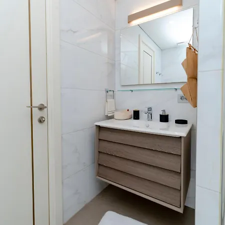 One-bedroom In New Managed - Secure Building With Elevator- 2 Min To Taksim Location İstanbul