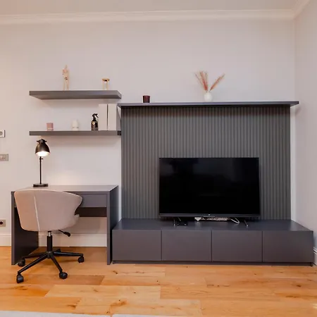 One-bedroom In New Managed - Secure Building With Elevator- 2 Min To Taksim Location *