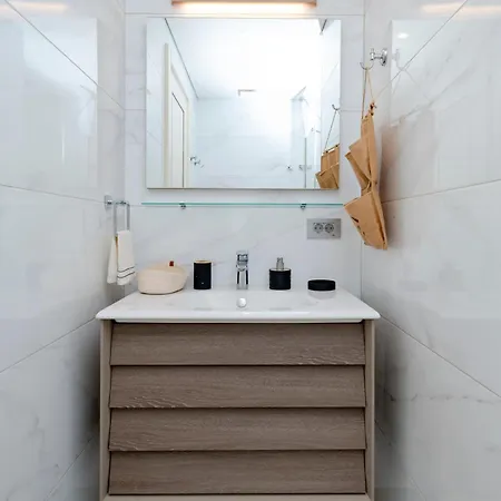 One-bedroom In New Managed - Secure Building With Elevator- 2 Min To Taksim Location Daire İstanbul